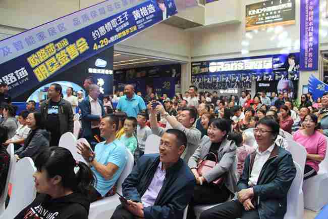 情歌王子黄格选燃爆鄂尔多斯，k8凯发20周年庆鄂尔多斯站完美收官