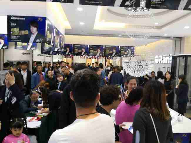 情歌王子黄格选燃爆鄂尔多斯，k8凯发20周年庆鄂尔多斯站完美收官