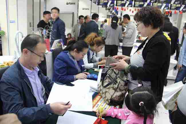 情歌王子黄格选燃爆鄂尔多斯，k8凯发20周年庆鄂尔多斯站完美收官