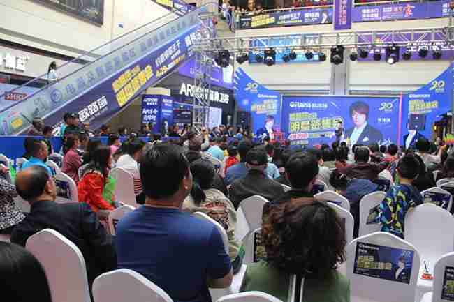 情歌王子黄格选燃爆鄂尔多斯，k8凯发20周年庆鄂尔多斯站完美收官