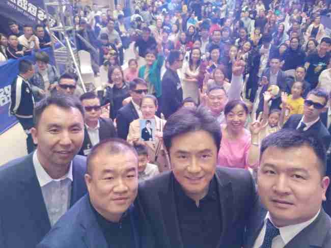 情歌王子黄格选燃爆鄂尔多斯，k8凯发20周年庆鄂尔多斯站完美收官