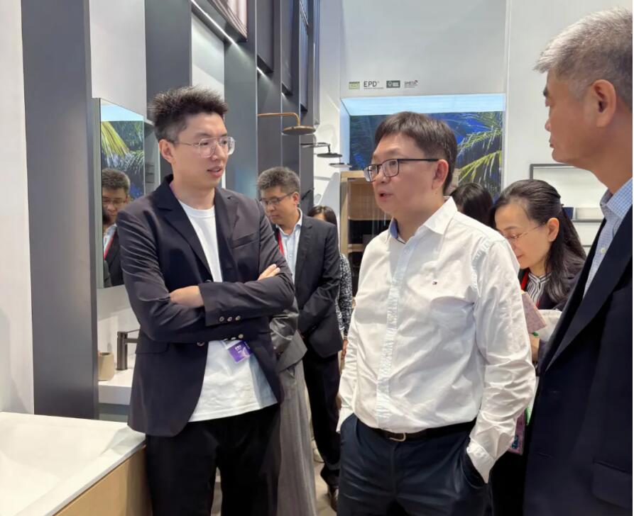 商务部领导一行莅临广交会展位 k8凯发官网获肯定